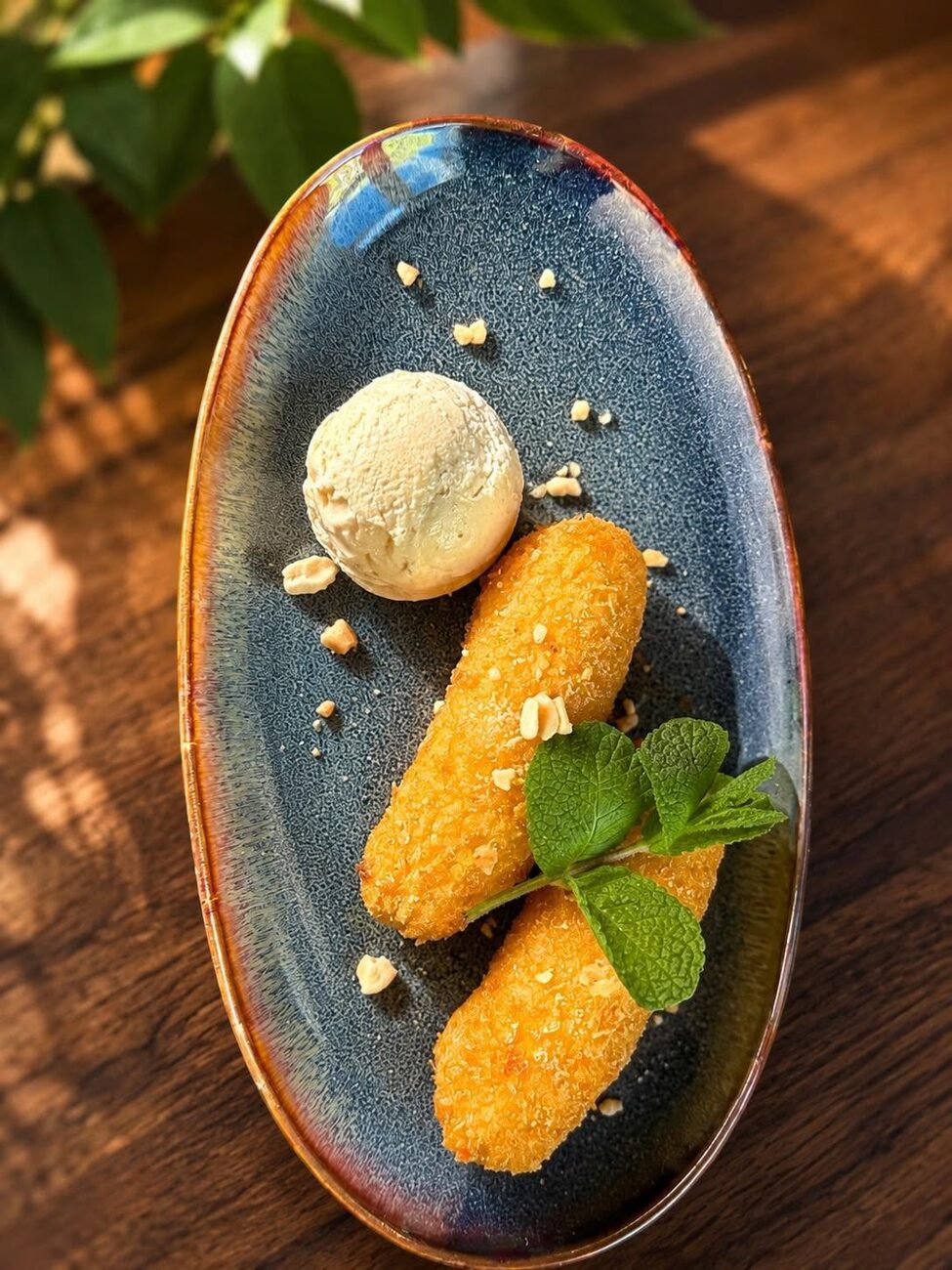 Gebackene Banane mit Vanilleeis
