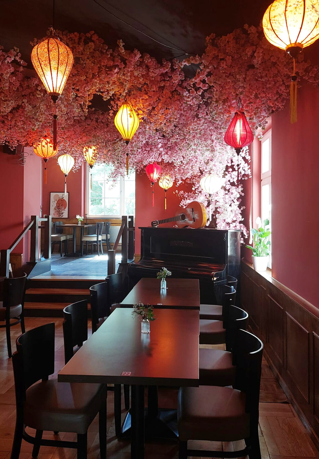 Kirschblüten-Saal mit Laternen