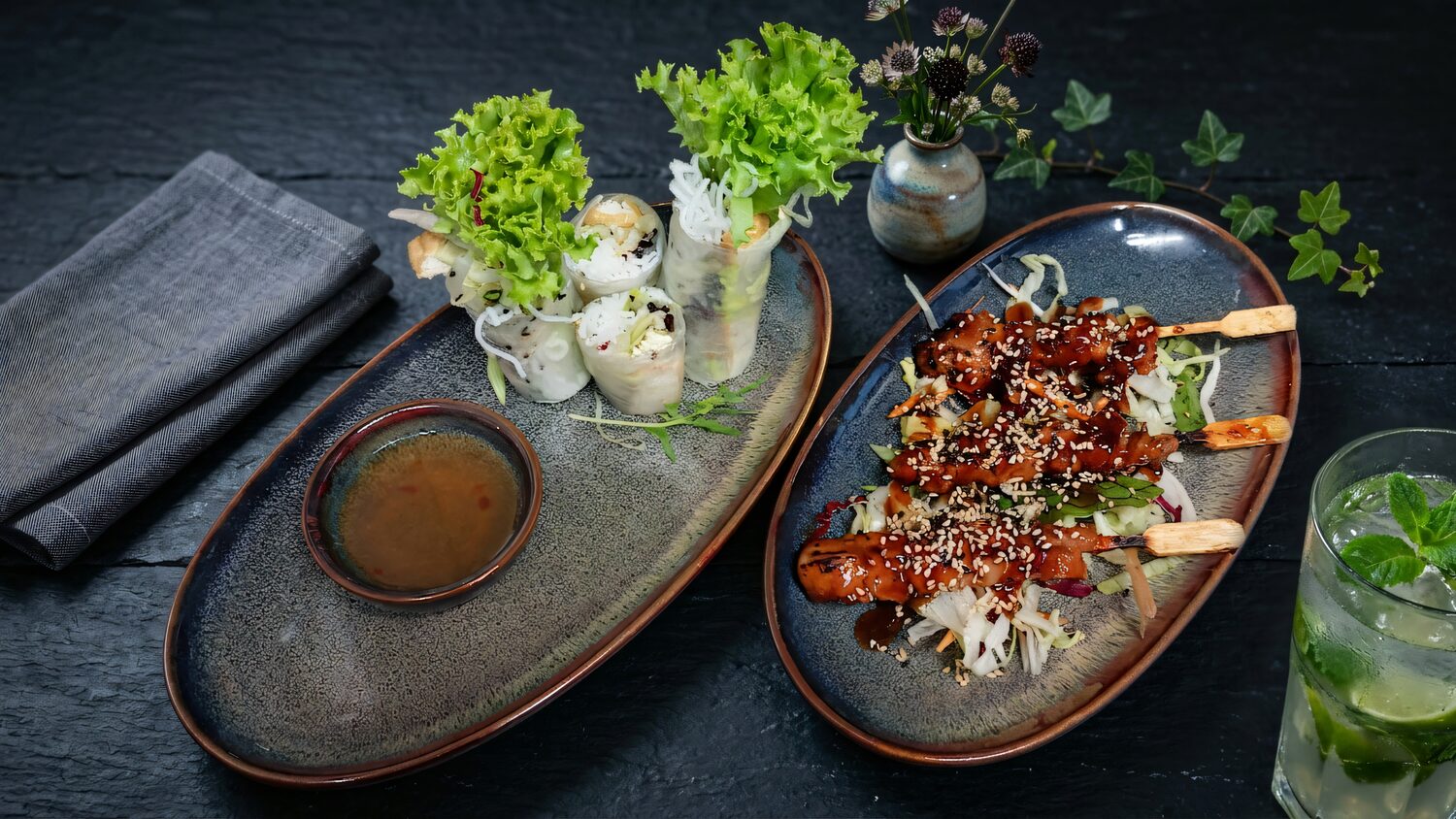 Sommerrollen und Yakitori-Spieße